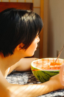 三更2饺子趴桌子
